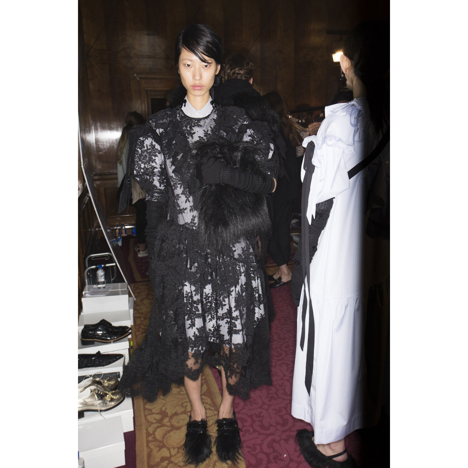 Фото Backstage Simone Rocha Fall 2018 Ready-to-Wear Backstage Simone Rocha осень зима 2018 коллекция неделя моды в Лондане LFW Mainstyles